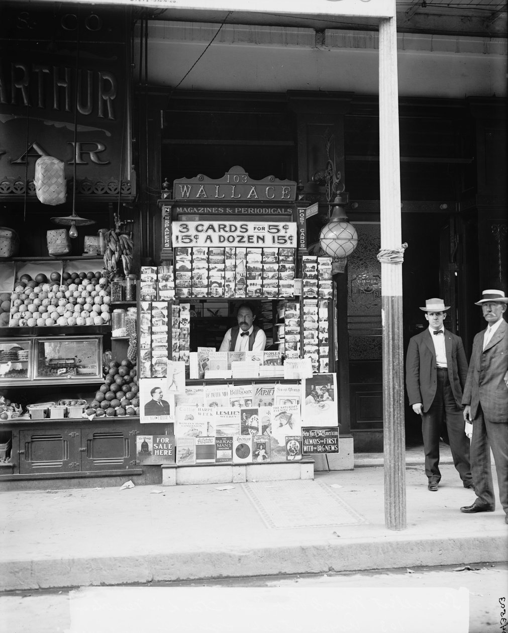 En küçük haber ve posta kartı standı New Orleans, La., 103 Royal Street, c.1900-15 by Detroit Publishing Co.