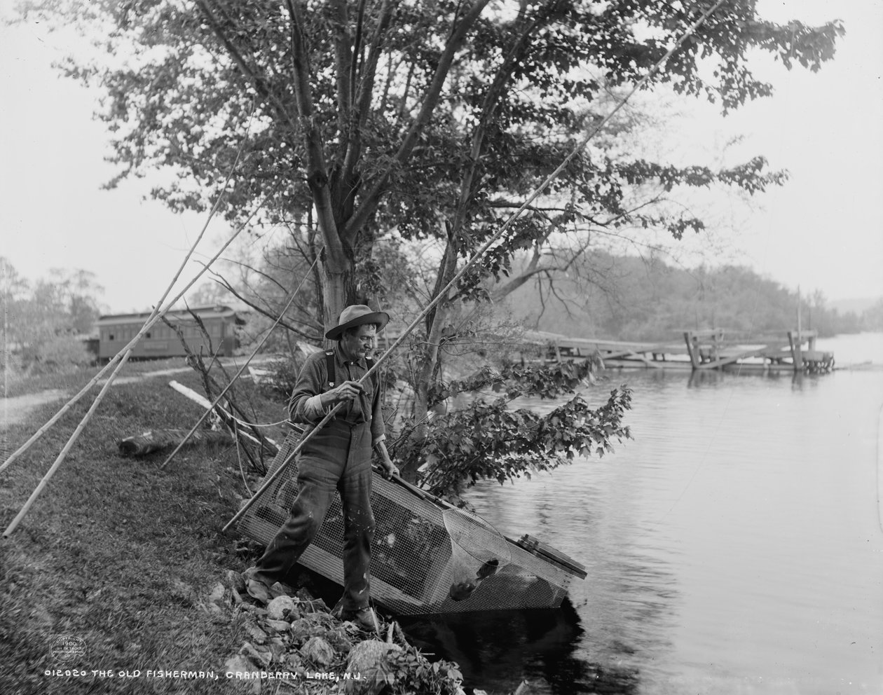 Yaşlı Balıkçı, Kızılcık Gölü, N.J., c.1900 by Detroit Publishing Co.