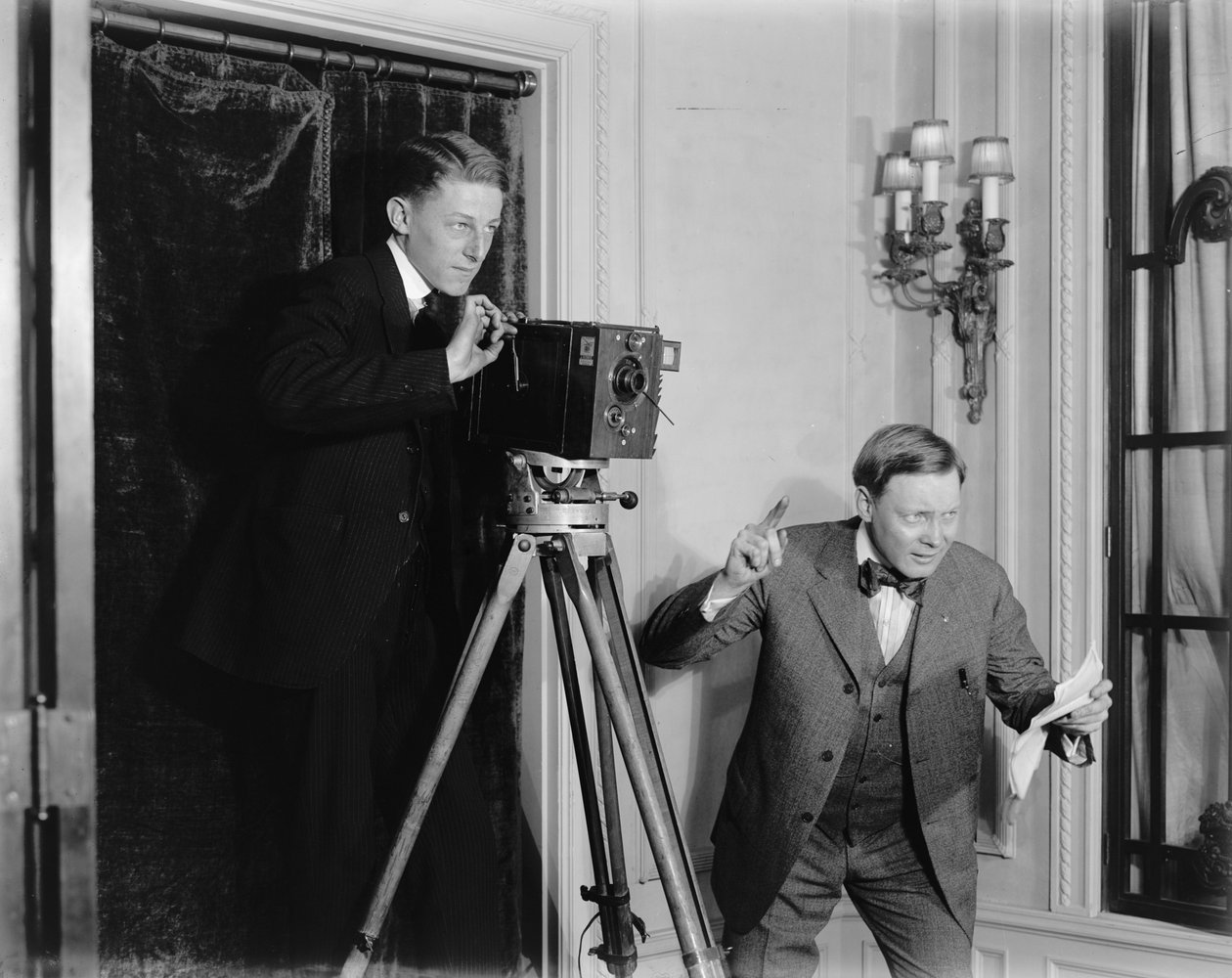 İçeride film kamerası kullanan iki adam, c.1908-20 by Detroit Publishing Co.
