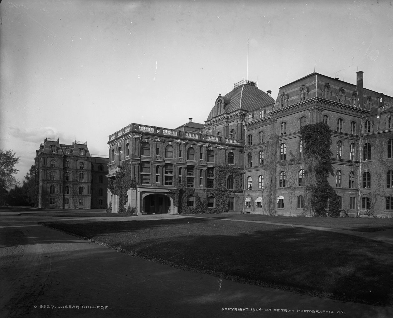 Vassar Koleji, Poughkeepsie, New York, c.1904 by Detroit Publishing Co.