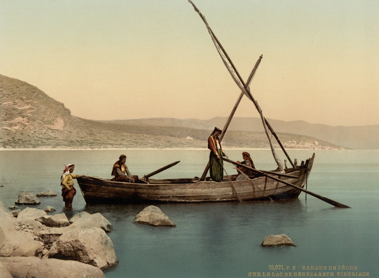 Gölde balıkçı teknesi, Tiberias, Kutsal Topraklar, c.1890-1900 (fotokrom baskı) by Detroit Photographic Co.