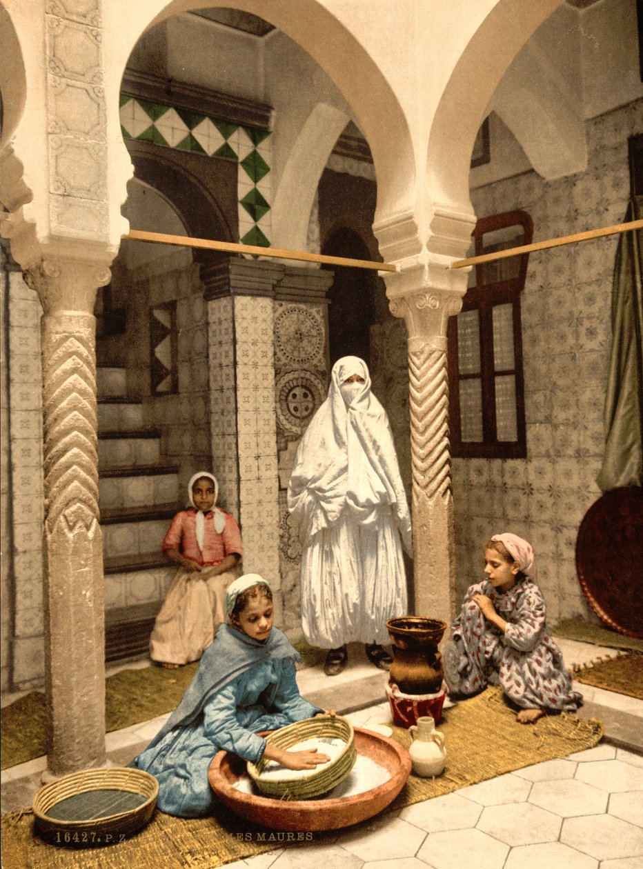 Avluda Kuskus Hazırlayan Mağribi Kadınlar, Cezayir, Cezayir, c.1899 (fotomekanik baskı) by Detroit Photographic Co.