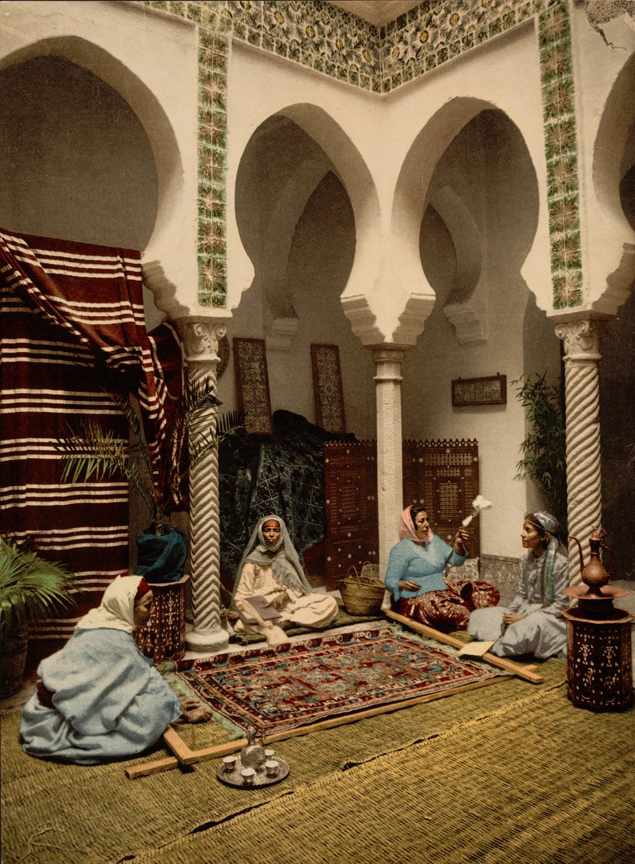 Arap Halıları Yapan Mağribi Kadınlar, Cezayir, Cezayir, c.1899 (fotomekanik baskı) by Detroit Photographic Co.