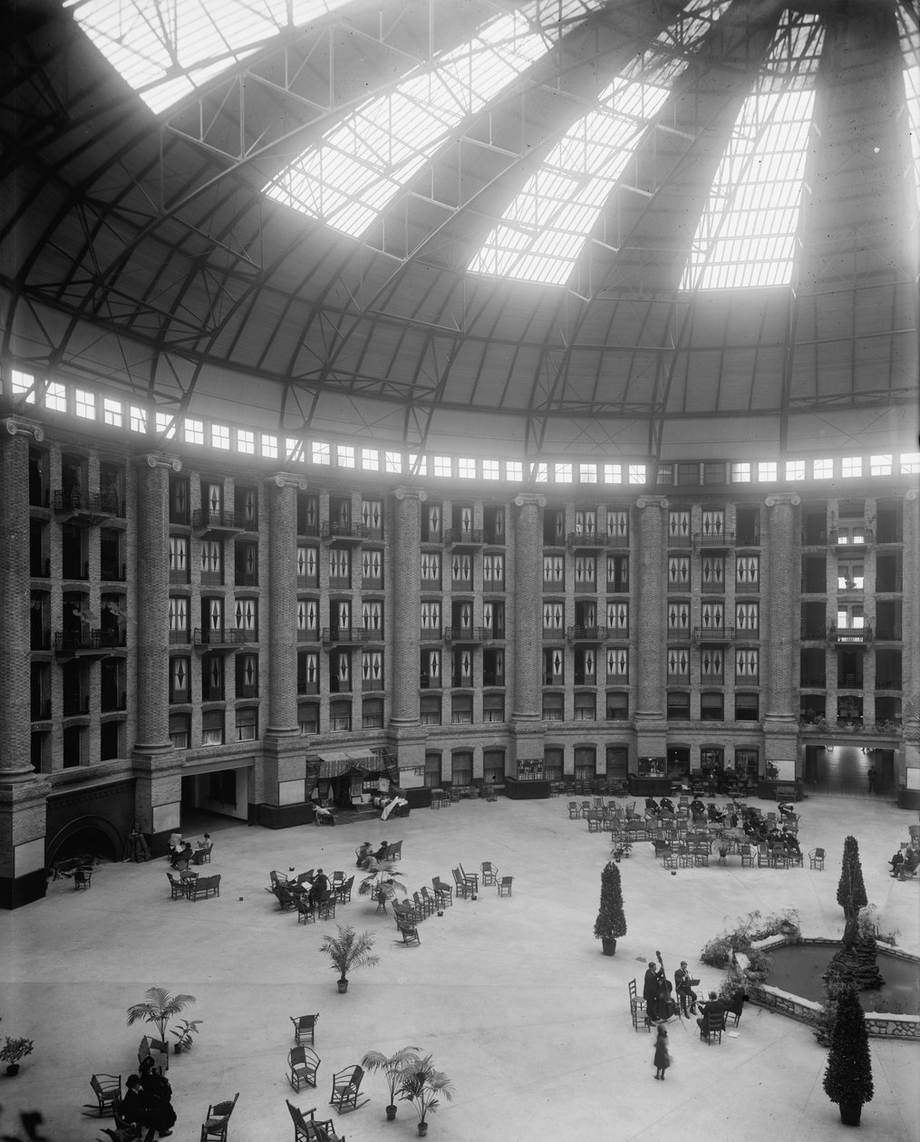 New West Baden Springs Hotel Atriyumu, West Baden Springs, Indiana, c.1900-15 by Detroit Publishing Co.