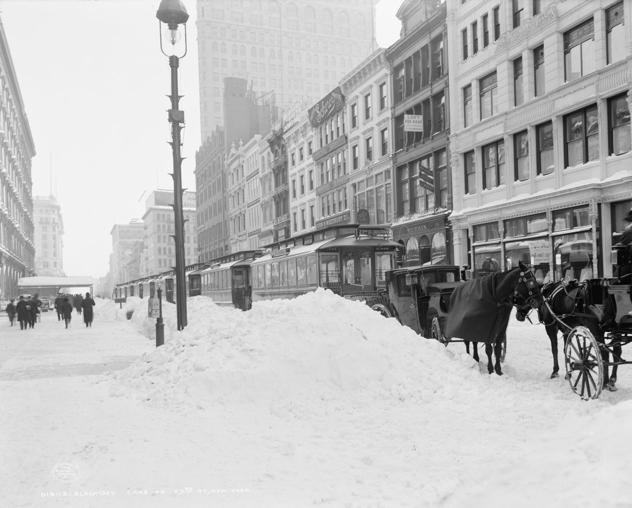Bir kar fırtınasından sonra 23. caddede ablukaya alınan ulaşım, New York, c.1905 (s/b fotoğraf) by Detroit Publishing Co.