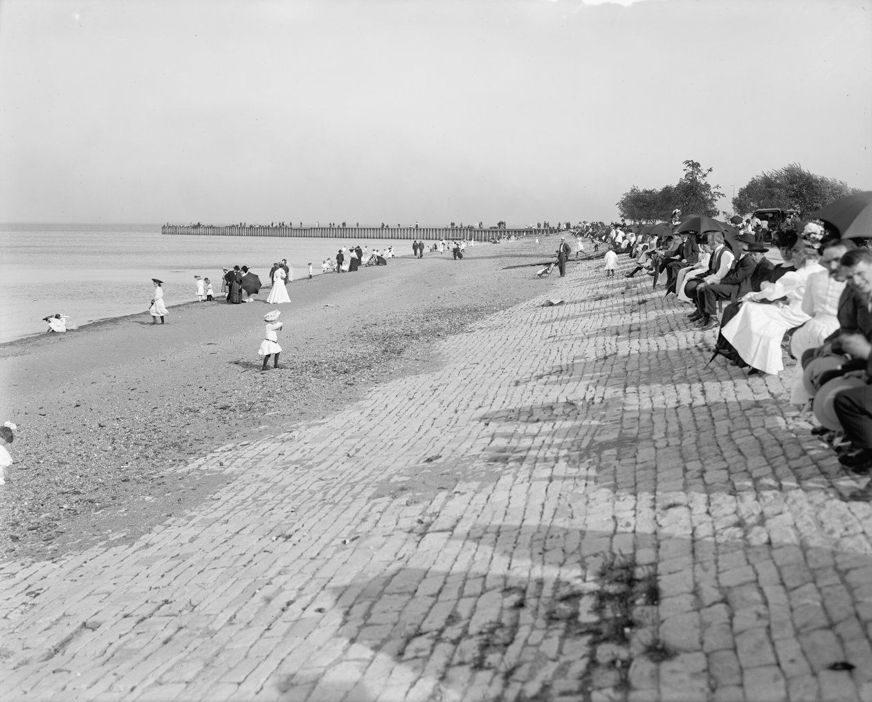 Alman Binasının önünde., Jackson Park, Chicago, c.1900 by Detroit Publishing Co.