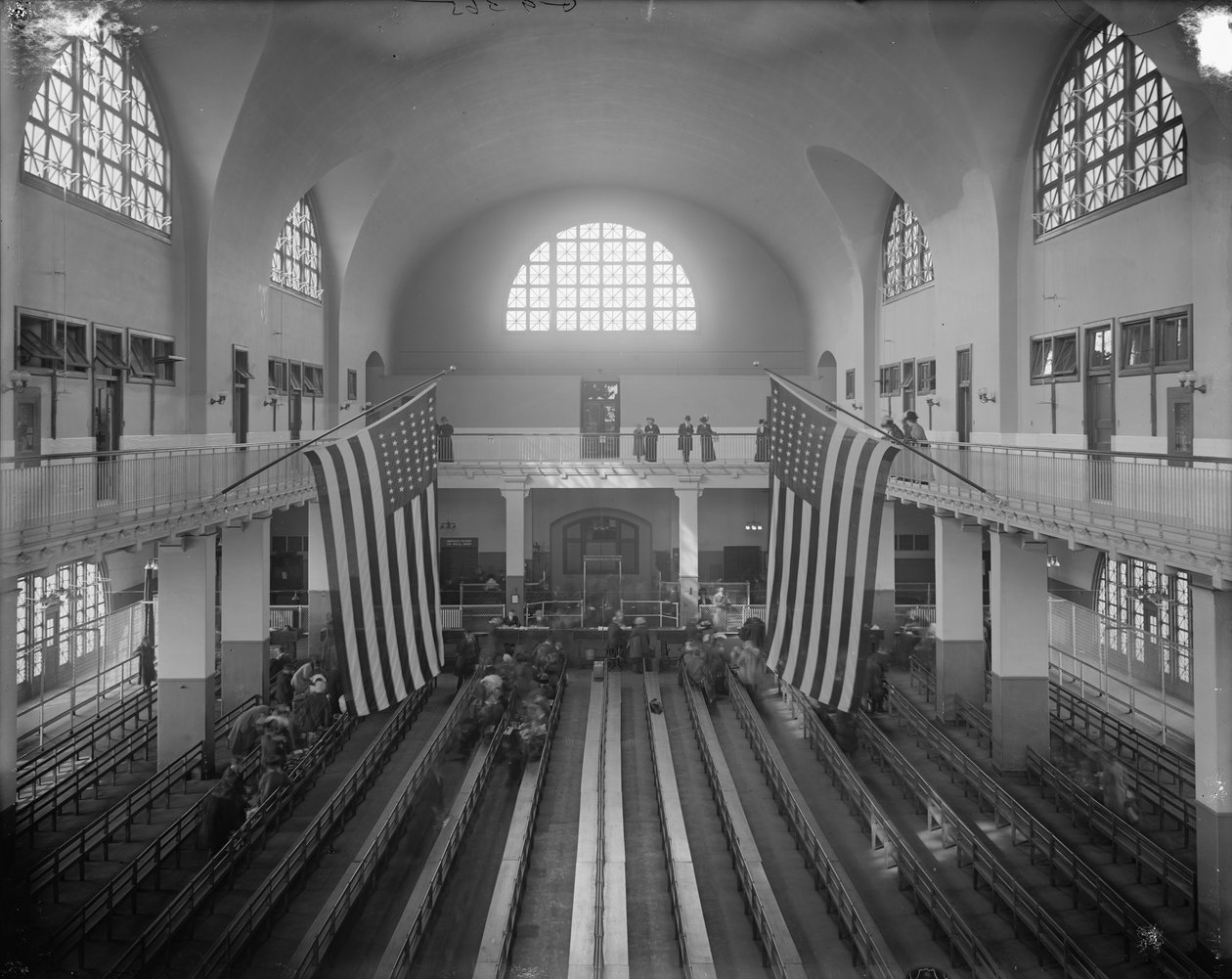 Muayene Odası, Ellis Adası, New York City, 1910 dolayları (s/b fotoğraf) by Detroit Publishing Co.