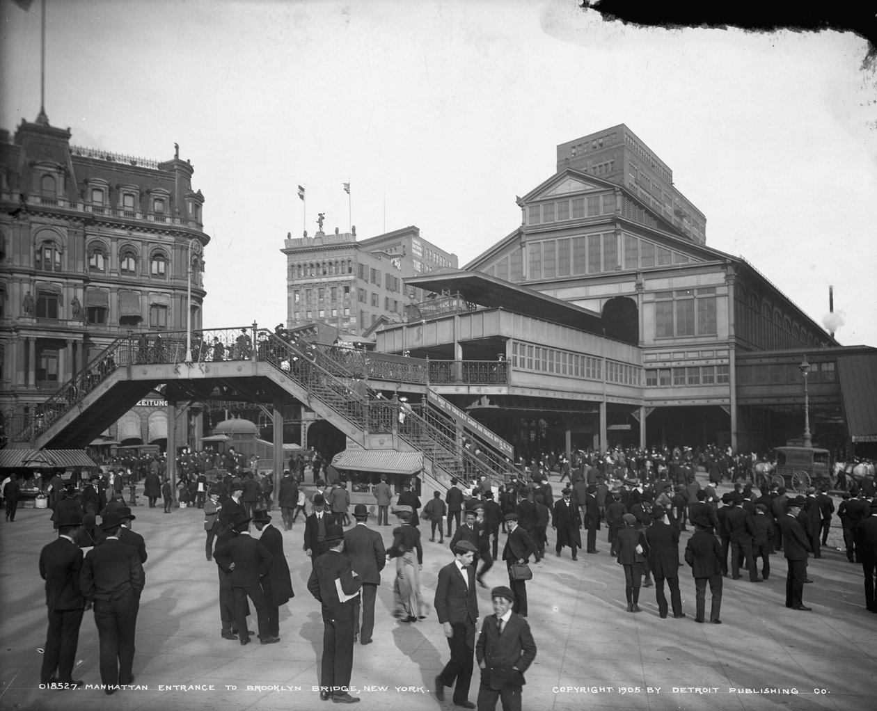 Brooklyn Köprüsü'ne Manhattan girişi, New York, c.1905 by Detroit Publishing Co.