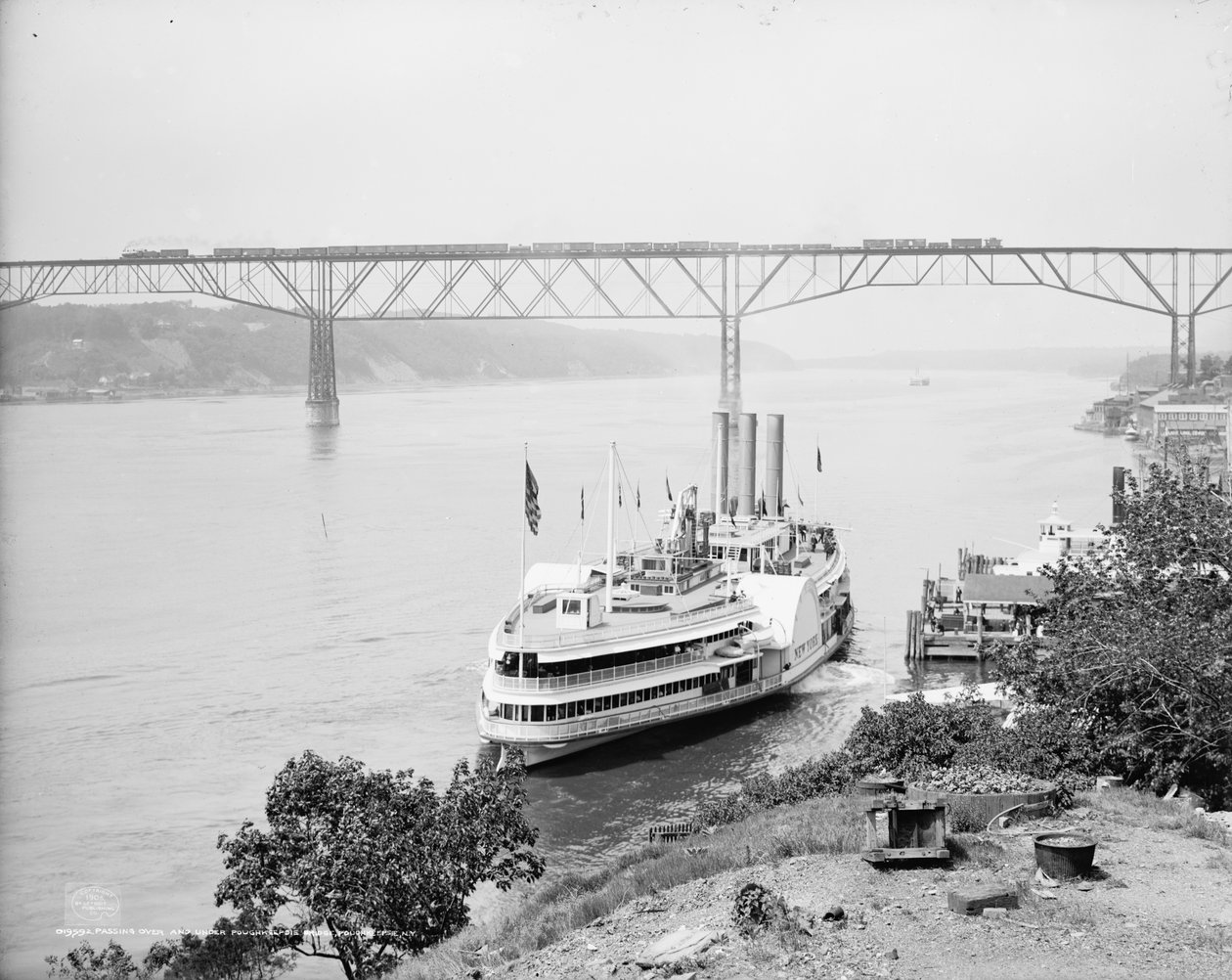 Poughkeepsie köprüsünün üzerinden ve altından geçmek, Poughkeepsie, N.Y., c.1906 by Detroit Publishing Co.