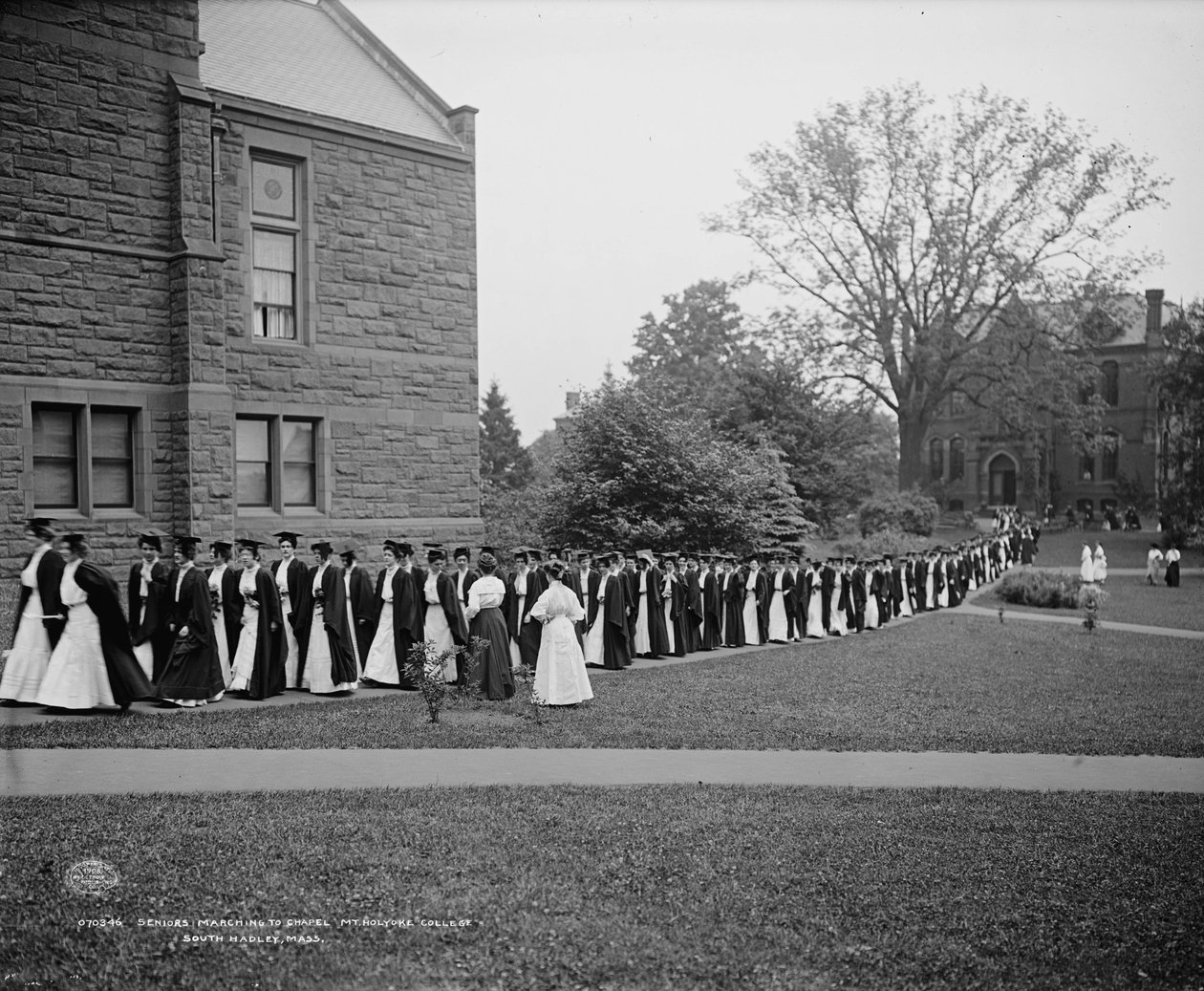 Şapele yürüyen yaşlılar, Mt. Holyoke Koleji, South Hadley, Massachusetts, c.1908 by Detroit Publishing Co.