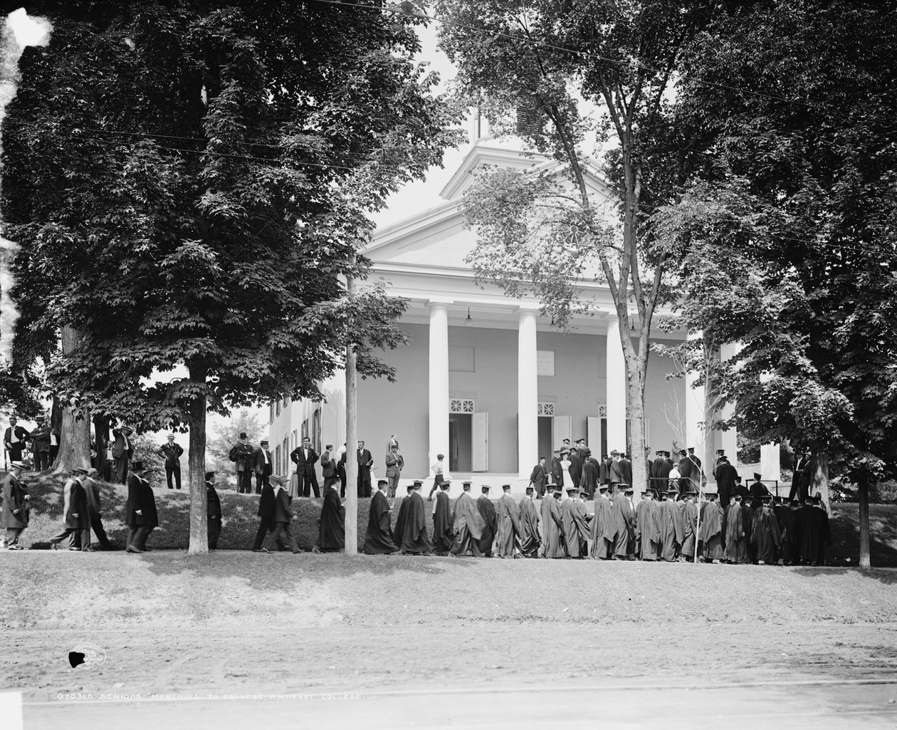 Üniversiteye yürüyen yaşlılar, Amherst Koleji, c.1908 (s/b fotoğraf) by Detroit Publishing Co.