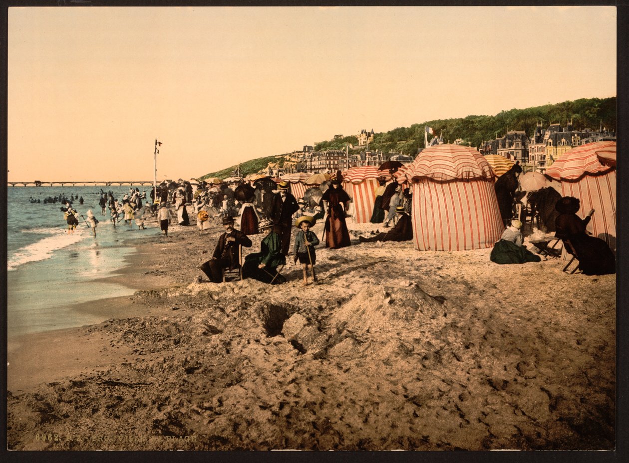 Yüzme zamanında sahil, Trouville-sur-Mer, Fransa, 1905 dolayları (renklileştirilmiş fotoğraf) by Detroit Publishing Co.