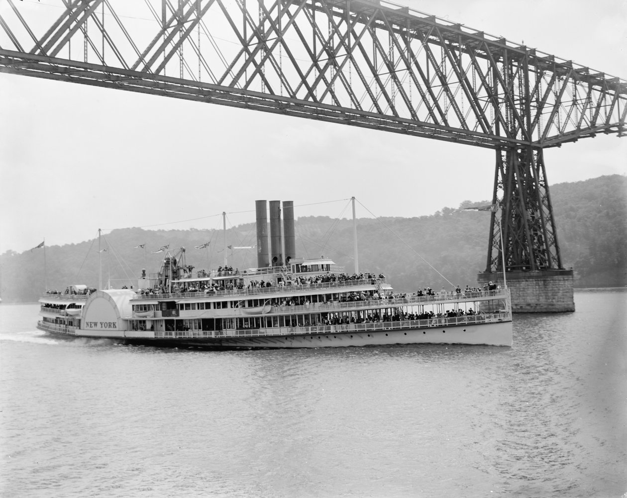 Poughkeepsie Köprüsü Altında, New York, 1906 dolayları (s/b fotoğraf) by Detroit Publishing Co.
