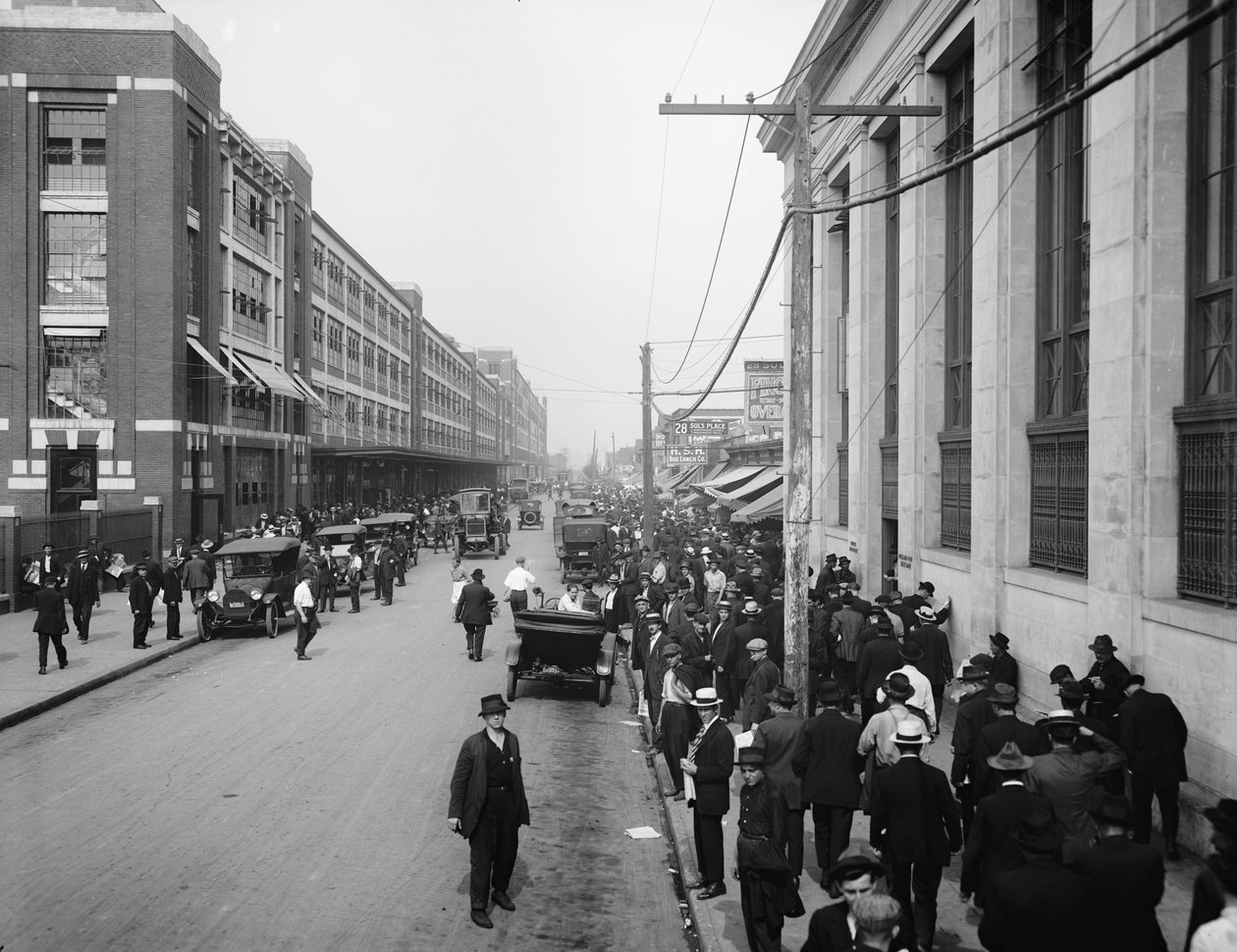 Ford Motor Company Dışındaki İşçiler, Detroit, Michigan, ABD, c.1910 by Detroit Publishing Co.