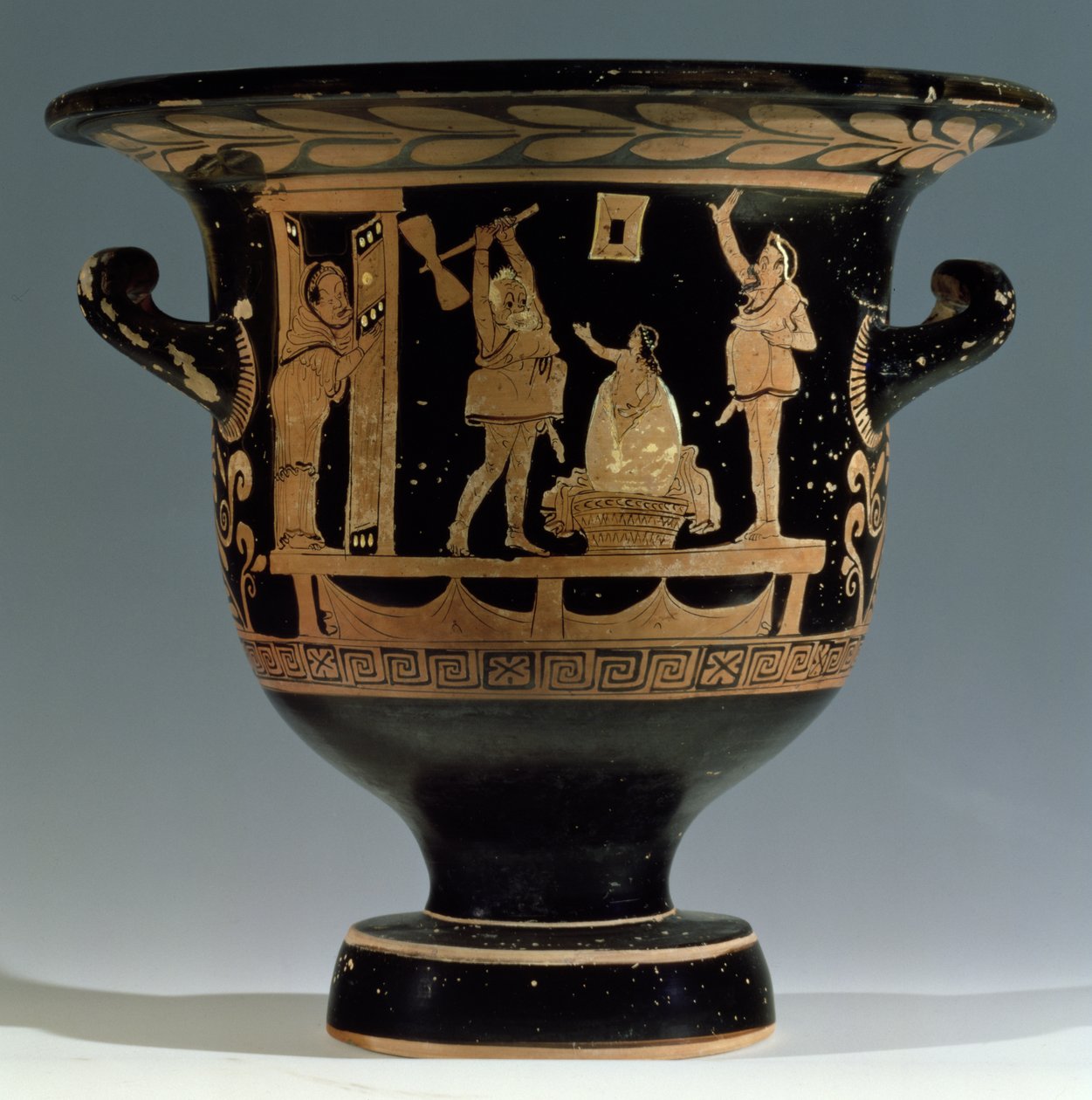 Apulian (seramik) adlı oyundan bir sahne ile süslenmiş kırmızı figürlü çan krater (ayrıntılar için bkz. 85028) by Dijon Painter