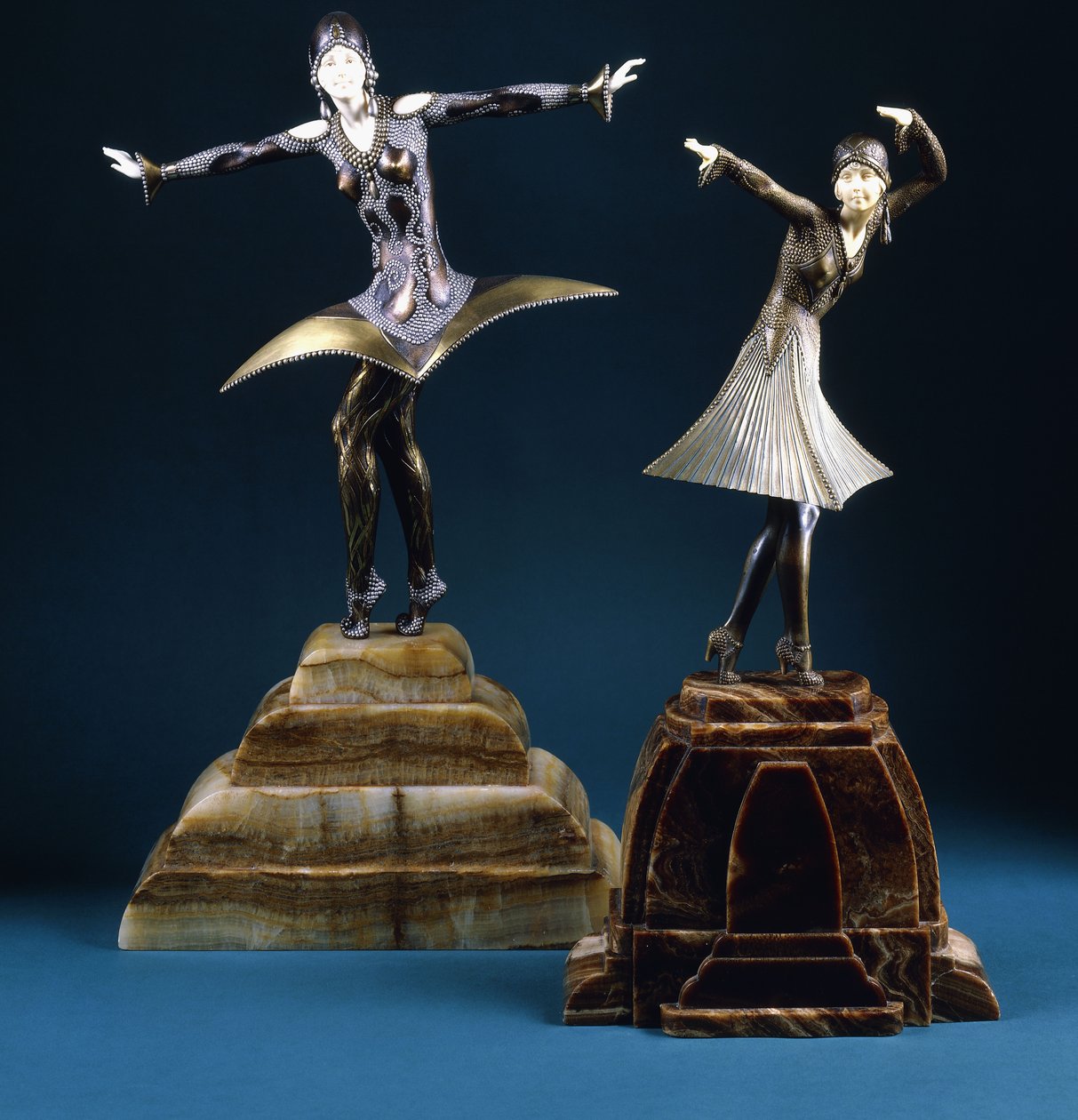 Kora, bir Egzotik Dansçı, 20. yüzyılın başları (ilt ve soğuk boyalı bronz, oniks taban) by Dimitri Chiparus