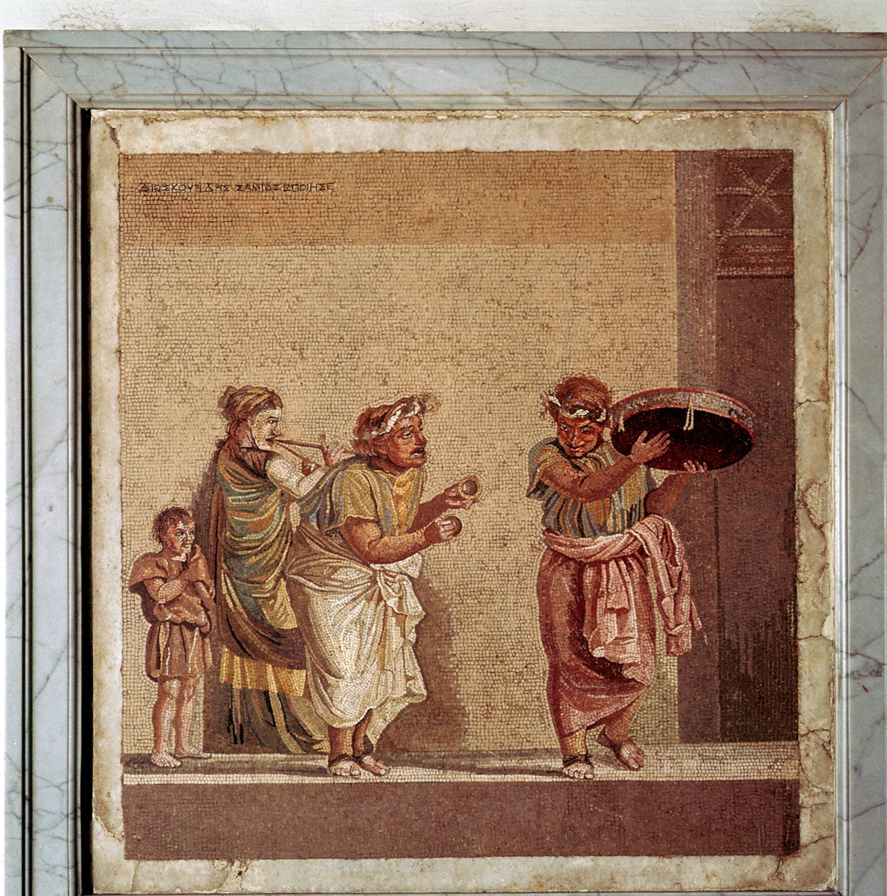 Bir oyunda müzisyenlerin ve maskeli oyuncuların Roma mozaiği, Pompeii, İtalya by Dioscurides