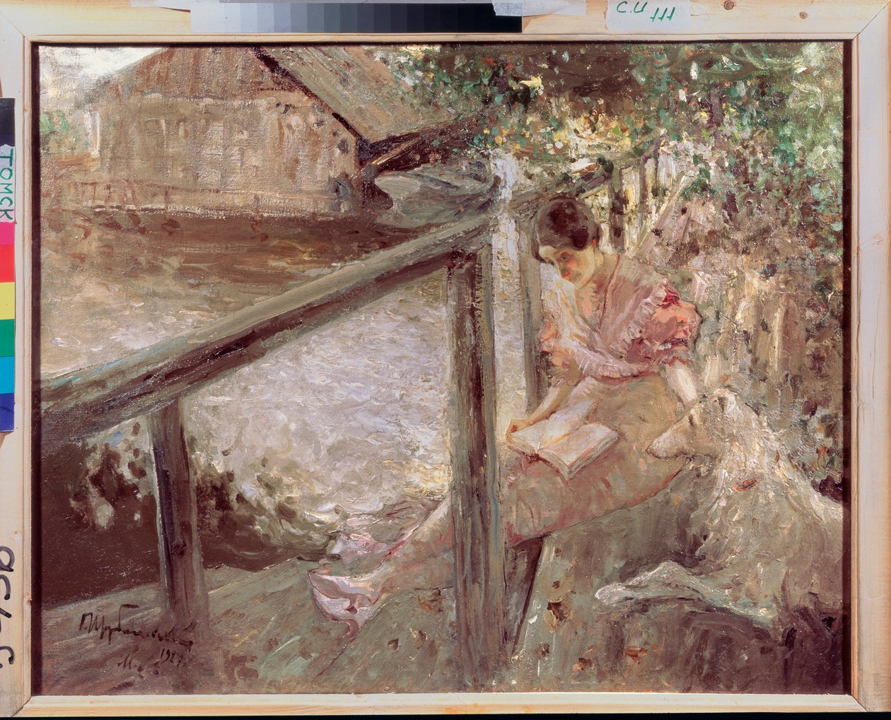 Hamamda (Genç bir kadın, köpeğiyle, ahşap bir eve giden bir dereyi geçen ahşap yaya köprüsünde okur) - Hamamda - Dmitri Anfimovich Shcherbinovsky (1867-1926), tuval üzerine yağlı boya by Dmitri Anfimovich Shcherbinovsky