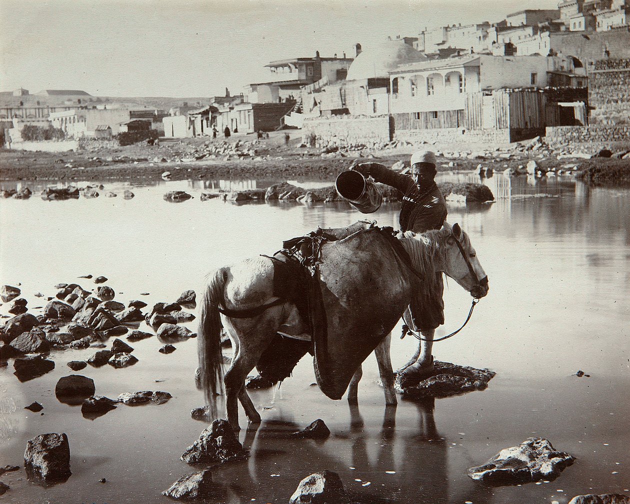 Bir Sulama Yeri, 1880