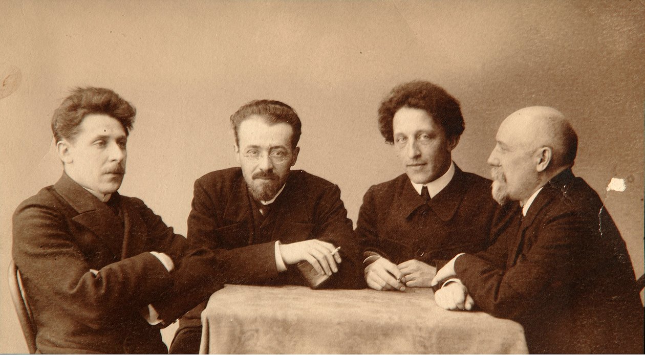 Şairler Alexander (Alexandre) Aleksandrovich Blok (1880-1921), Georgii (George) Chulkov (1879-1939), Konstantin Aleksandrovich Erberg (Siunnerberg, Sunnerberg, Sunnenberg) (1871-1942) ve Fyodor Sologub (Fiodor Sologoub, Fiodor Kouzmit by Dmitri Spiridonovich Zdobnov