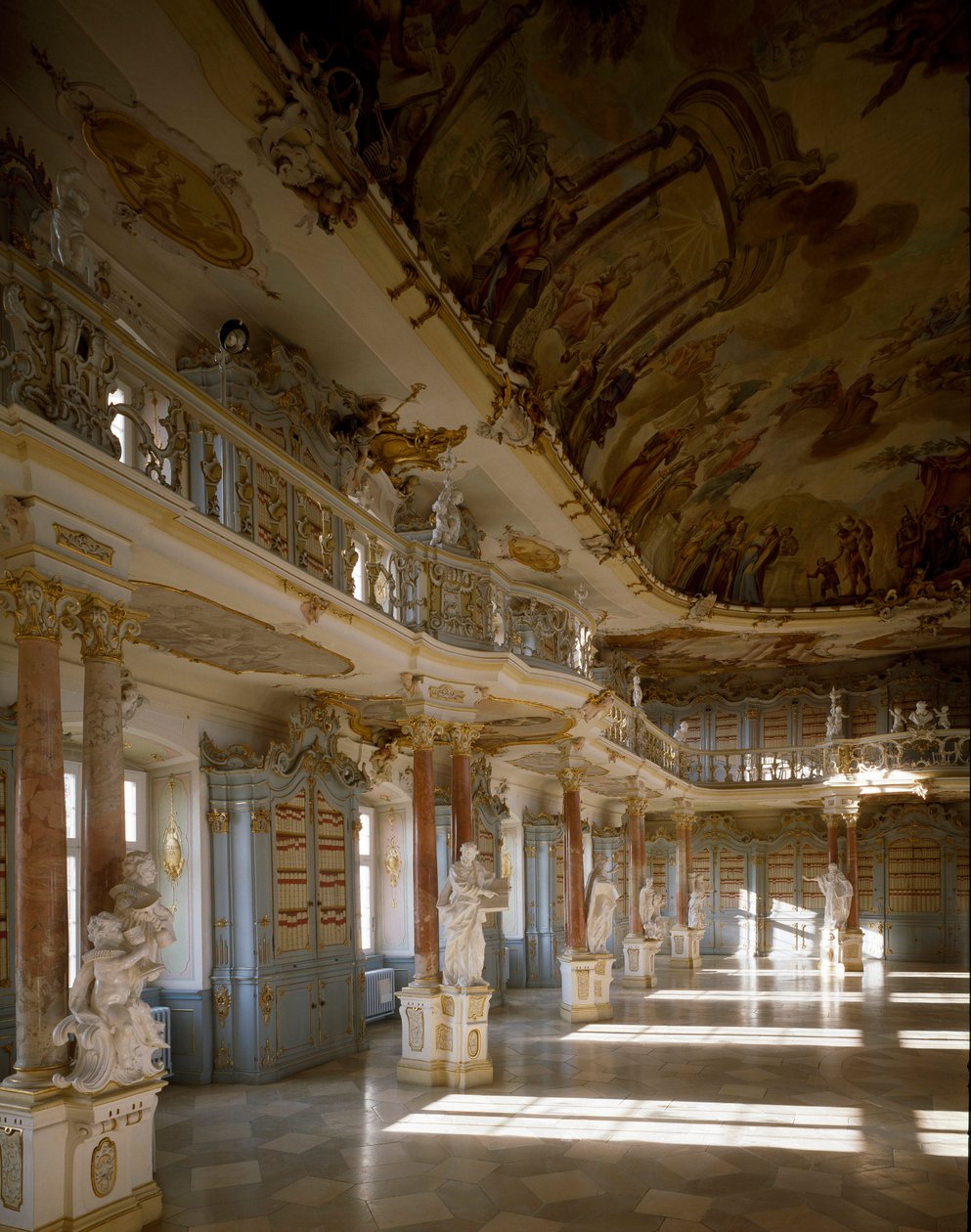 Mimar Domenikus Zimmermann (1685-1766) tarafından gerçekleştirilen Schussenried manastırının kütüphane odasının görünümü 18. yüzyıl Schussenried, Almanya by Dominikus Zimmermann