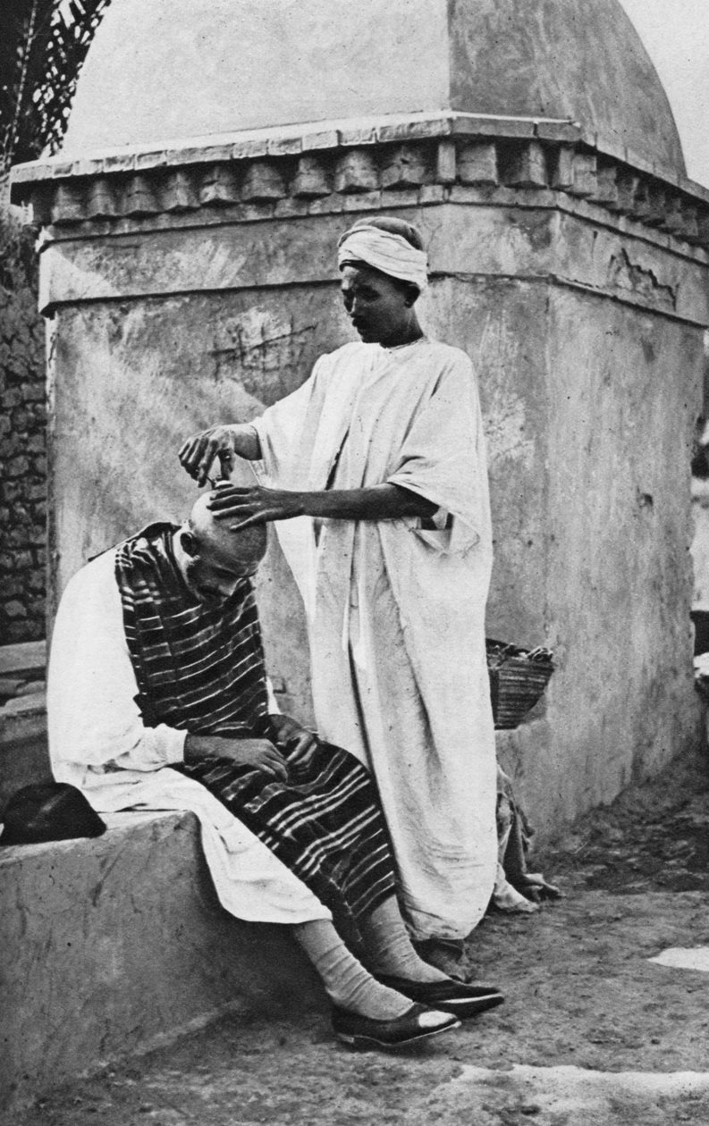 Bir sokak berberi ve müvekkili, Cezayir, Afrika, 1922. by Donald McLeish