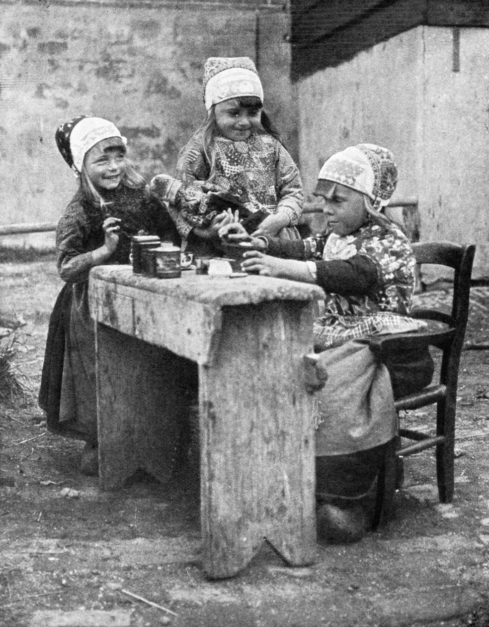 Geleneksel giysili çocuklar, Marken, Hollanda, 1936. by Donald McLeish