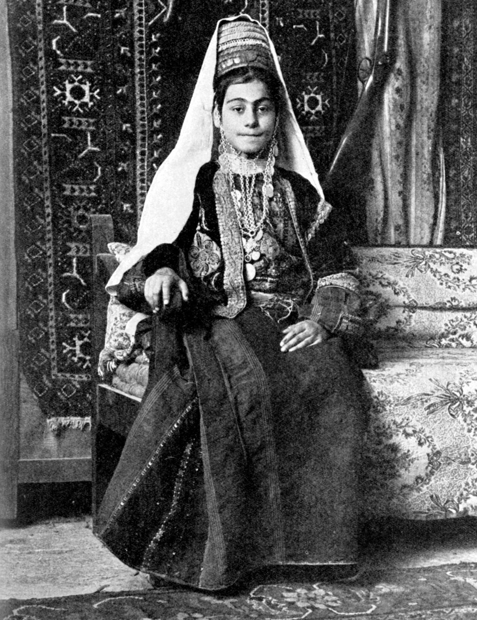 Gelinlikli Hristiyan kadın, Filistin, 1936. by Donald McLeish