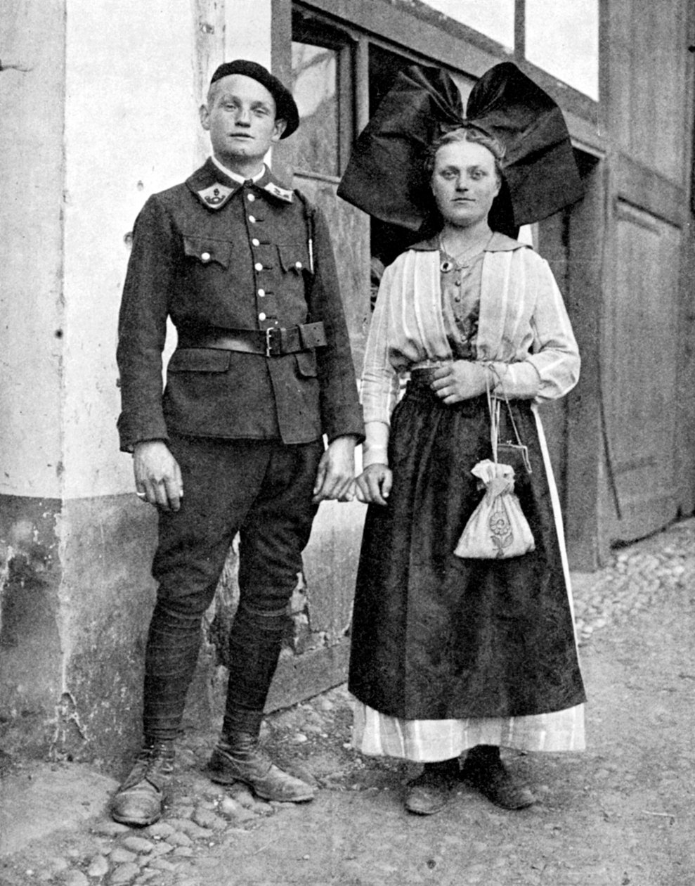 Geleneksel elbiseli çift, Alsace-Lorraine, Ren, 1936. by Donald McLeish
