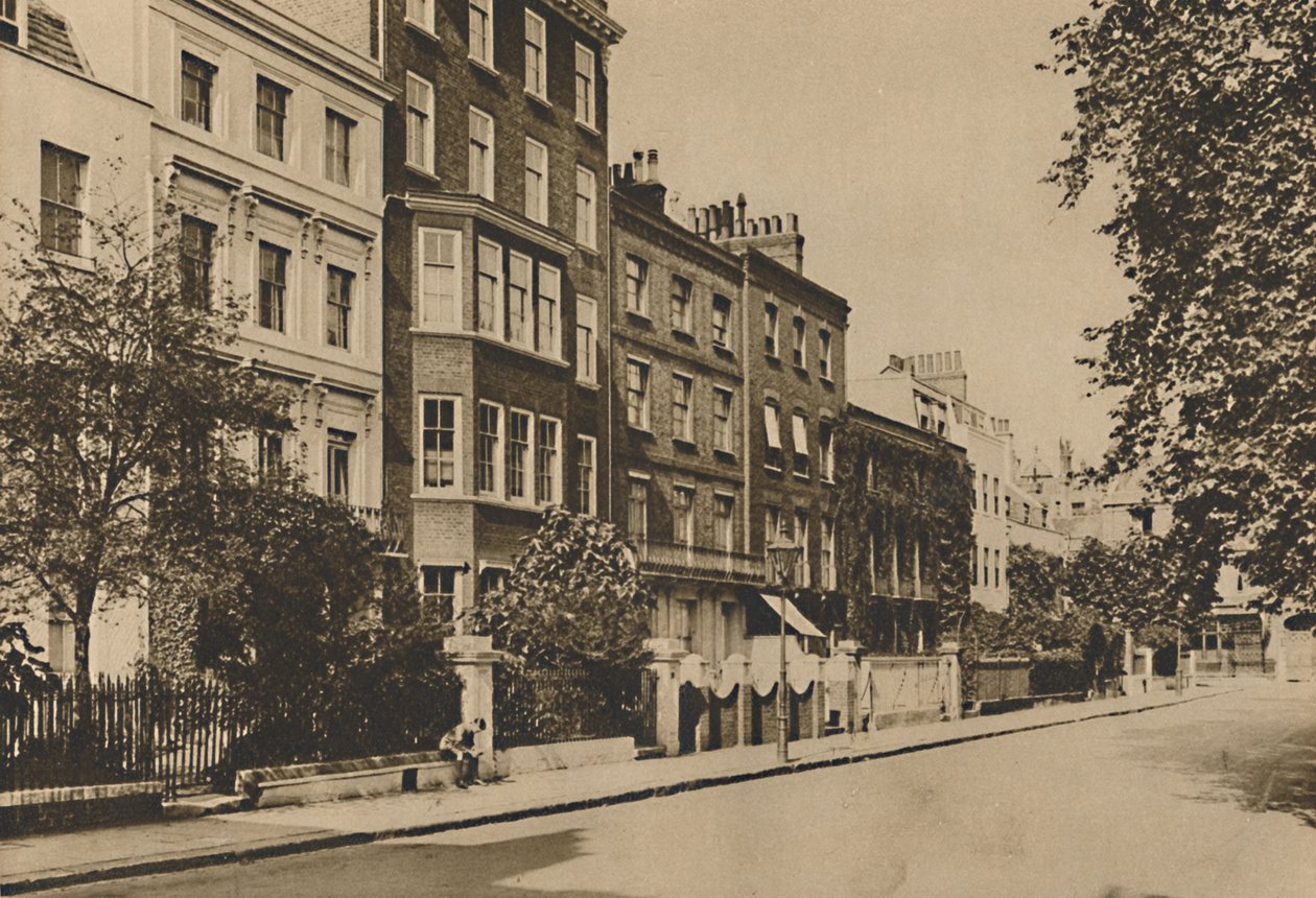 İki Yüzyılın Barışını Hâlâ Koruyan Kensington Meydanı, c1935. by Donald McLeish