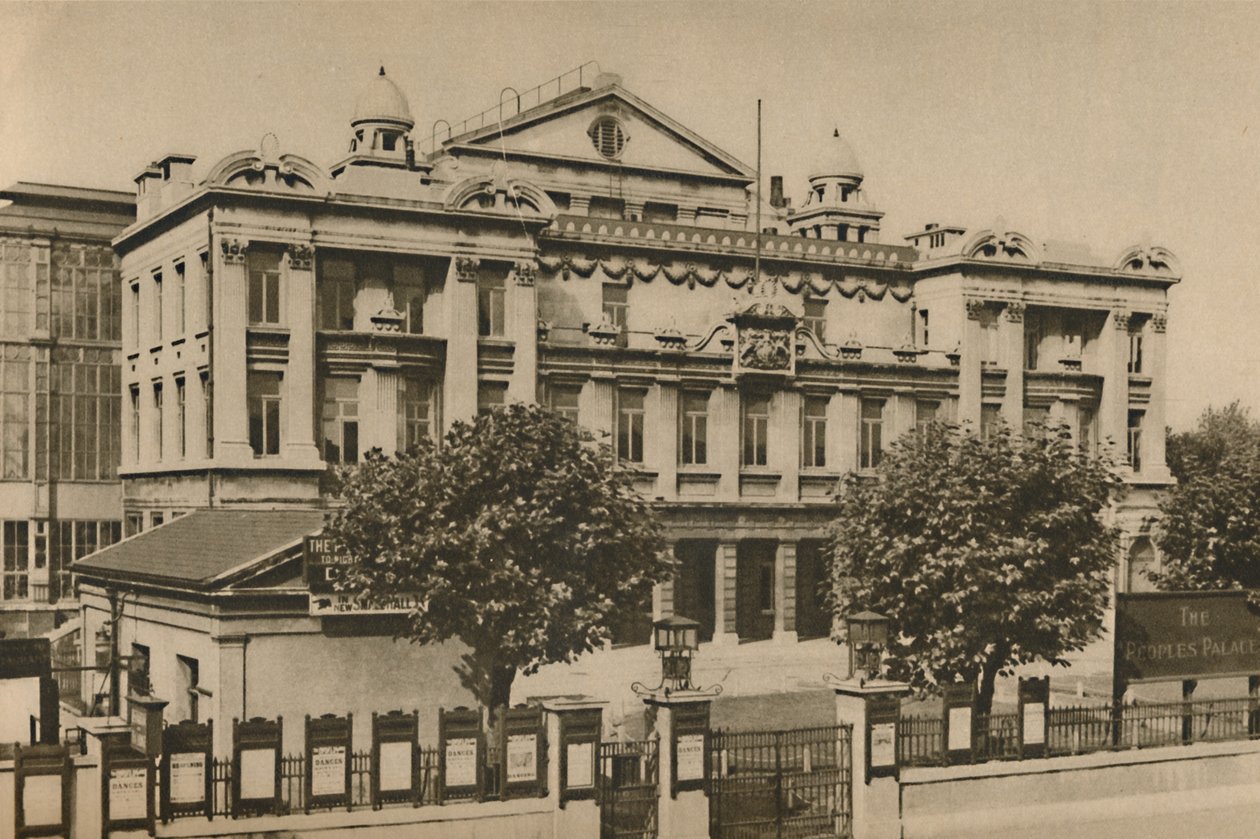 Mile End Yolu'ndaki Halk Sarayı'nın dışında, c1935. by Donald McLeish