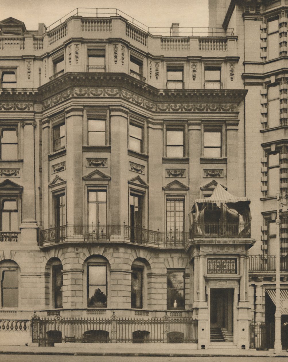 Tarihi Bir Evdeki Lyceum Kulübünün Tesisleri, c1935. by Donald McLeish