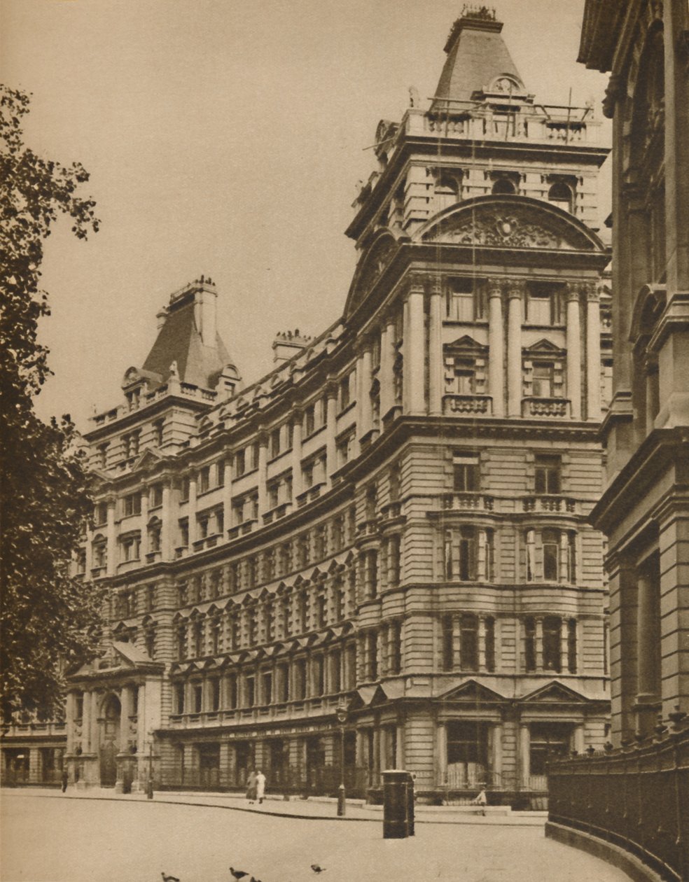 Salisbury House: Şehirdeki Saray İş Binaları, c1935. by Donald McLeish
