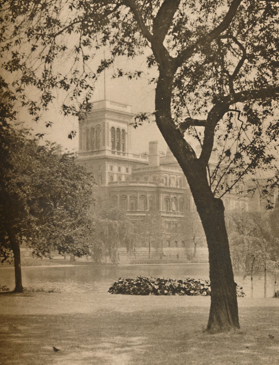 St. James Parkı ve Dışişleri Bakanlığına Doğru Bakan Göl, c1935. by Donald McLeish