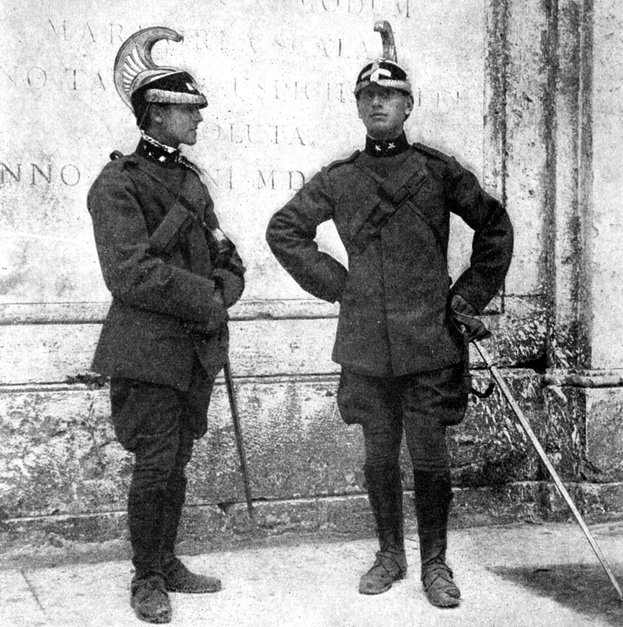 İki İtalyan ejderhası, 1922. by Donald McLeish