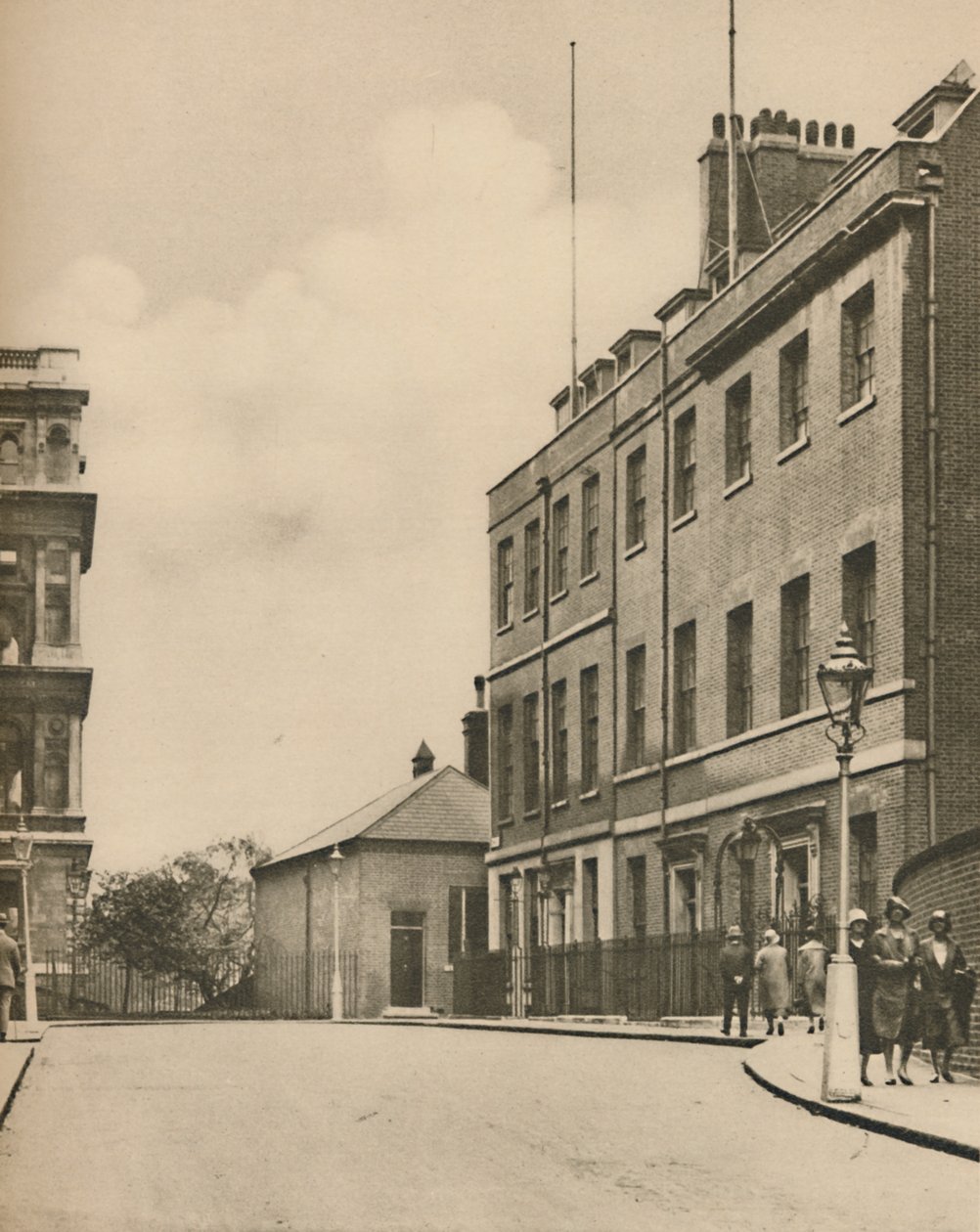 Downing Caddesi'nin Batı Yakası, No.10 ve Dışişleri Bakanlığına Bir Bakış, c1935. by Donald McLeish