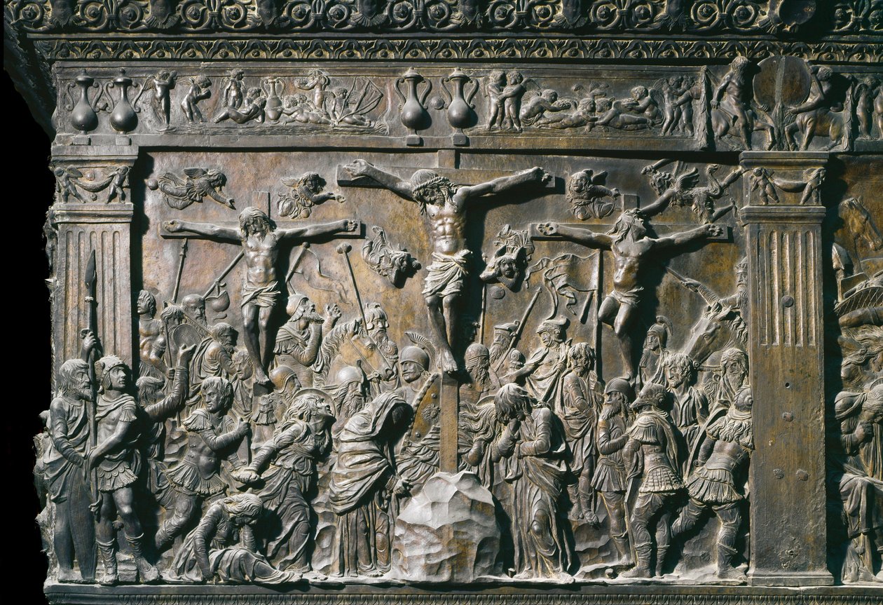 İsa Mesih ile çarmıha gerilmiş iyi hırsız (Dismas) ve kötü hırsızın (Gesmas) temsili. Sol minberin alçak kabartması, c. 1460 by Donatello