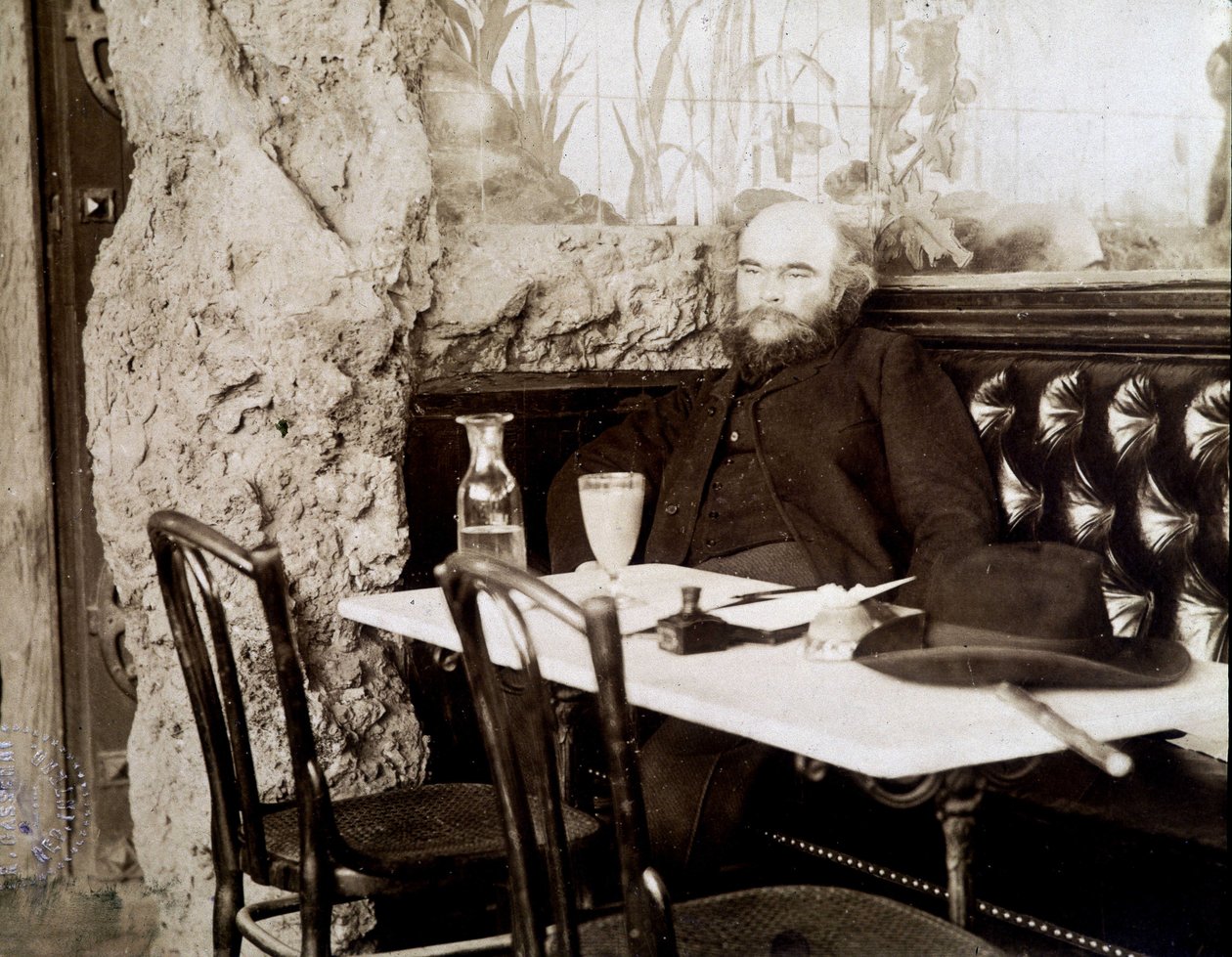 Verlaine bir bistroda absinthe içiyor by Dornac