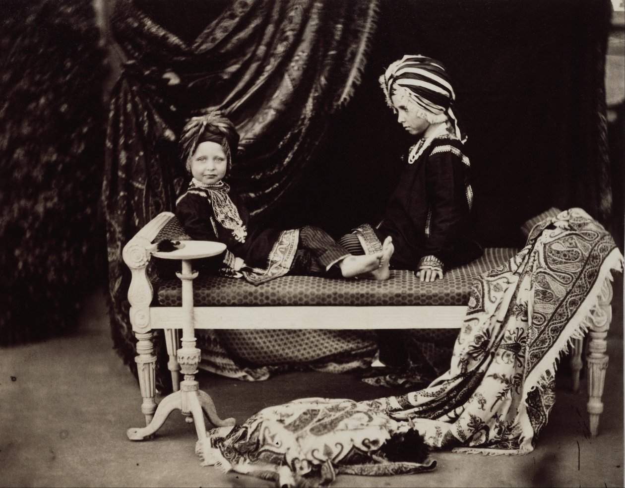 Prens Arthur ve Prens Alfred, Sih Princes, Osborne kostümü içinde by Dr Ernst Becker
