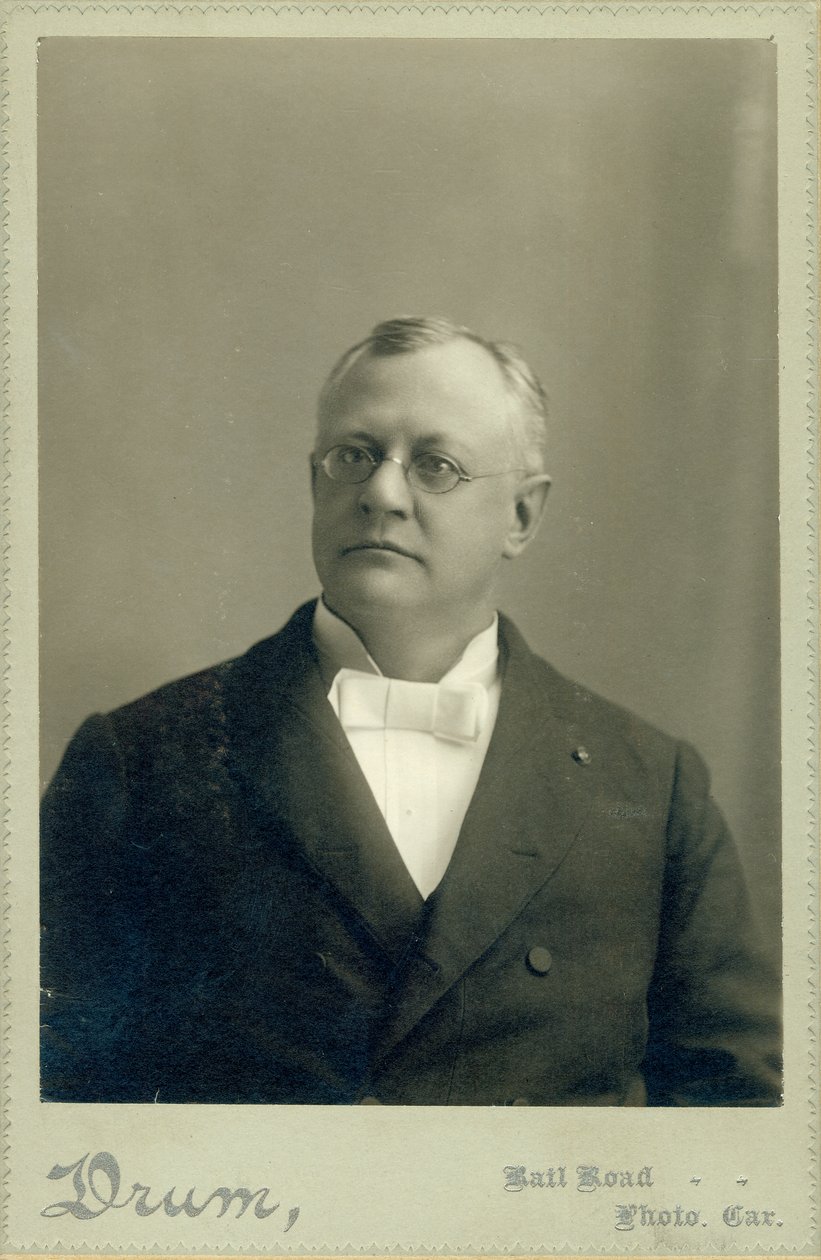Takım elbise giyen Clarence W. Backus