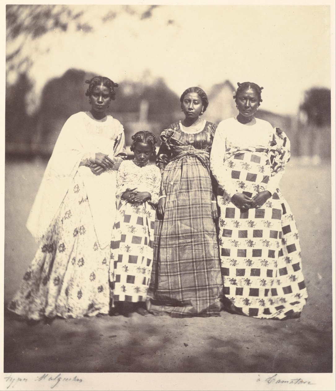 Madagaskarlı Kadınlar by Désiré Charnay