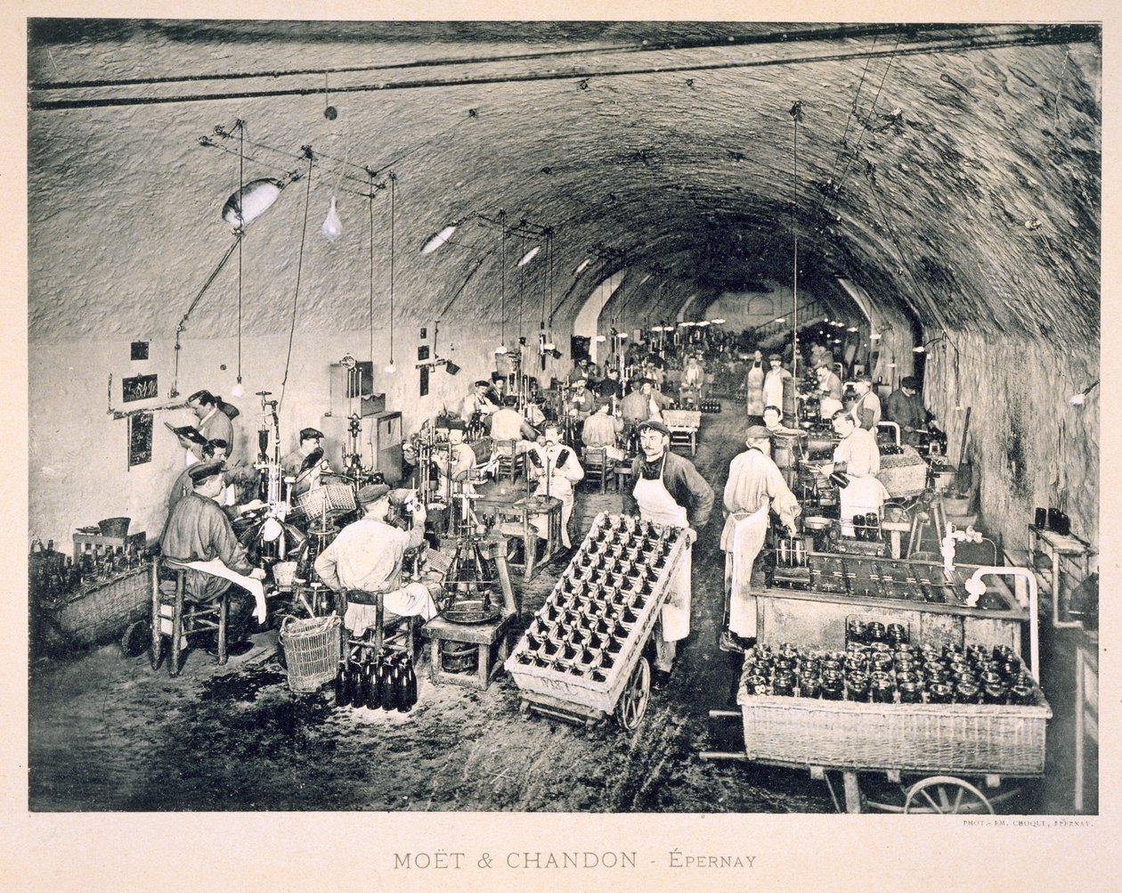 'Le France Vinicole', pub'dan şişelenmiş şampanyayı mühürlemek. Moet und Chandon, Epernay (fotolito) by E.M. Choque