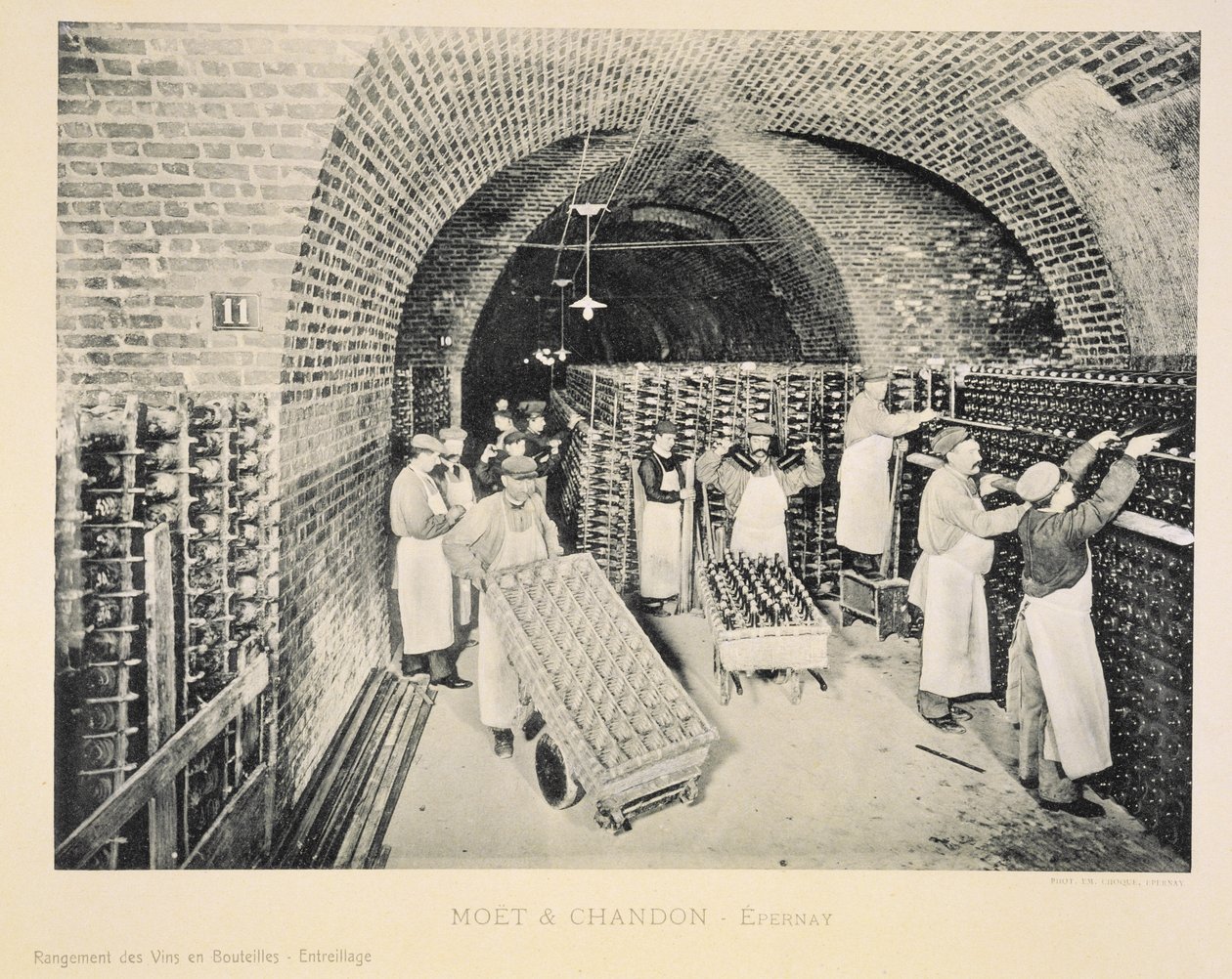 Şarapları bir rafta şişelerde saklamak, Moet und Chandon, Epernay tarafından yayınlanan 'La France Vinicole'den (fotolito) by E.M. Choque