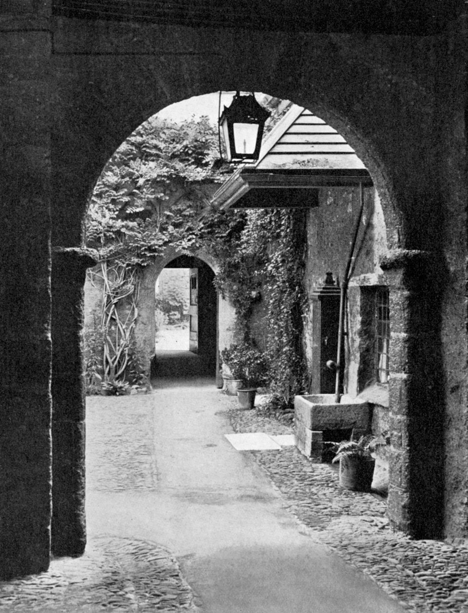 Exeter Katedrali civarındaki eski mahkeme, Devon, 1924-1926 by E. Bastard