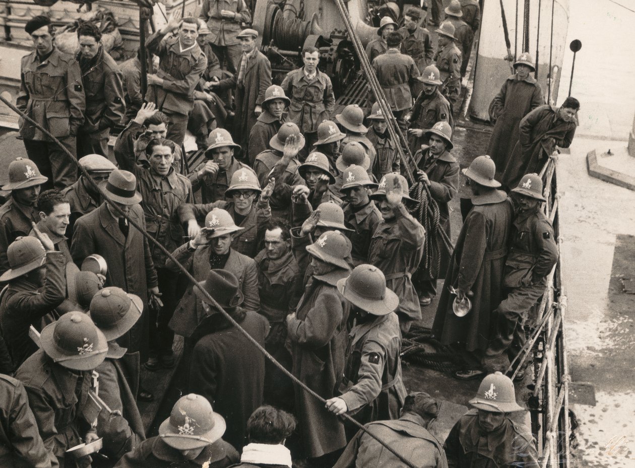 "MVSN- Blackshirts" albümü: Yüzyıllarda çerçevelenmiş, AOI
