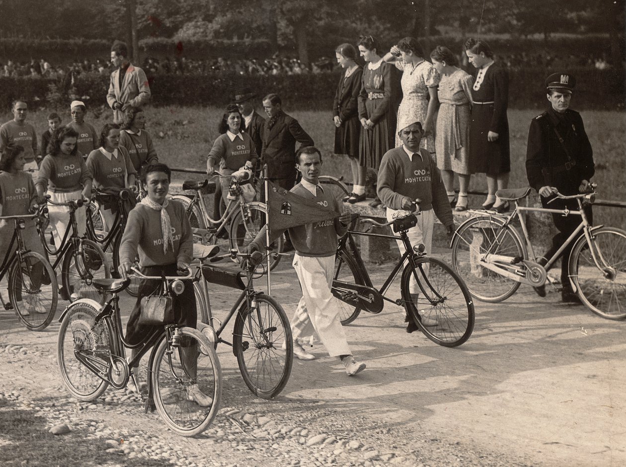"PNF (Ulusal Faşist Parti)" albümü: dopolavoristica bisiklet gezisi (s/b fotoğraf) by E. Montesi
