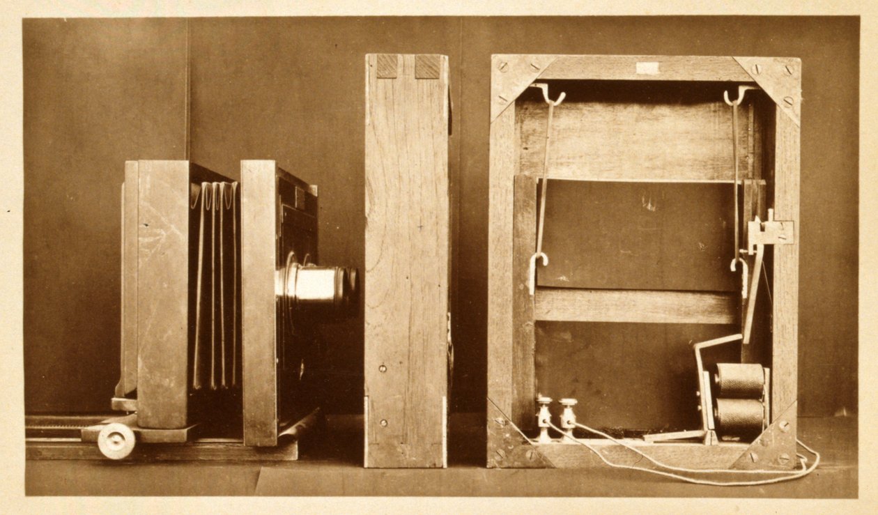Eadweard Muybridge'in 'Hayvan Hareketi' serisini çekmek için kullandığı elektro deklanşörün kamerası ve arkası, c.1881 by Eadweard Muybridge