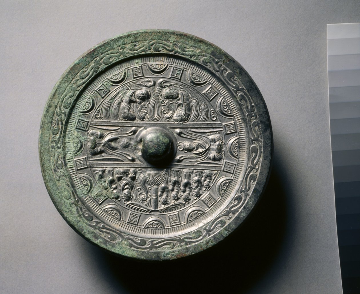Kareler ve Yarım Dairelerden Oluşan Halkalarla Çevrili Üç Bölümde Tanrıları ve Kralları İçeren Ayna (bronz) by Eastern Han Dynasty Chinese School