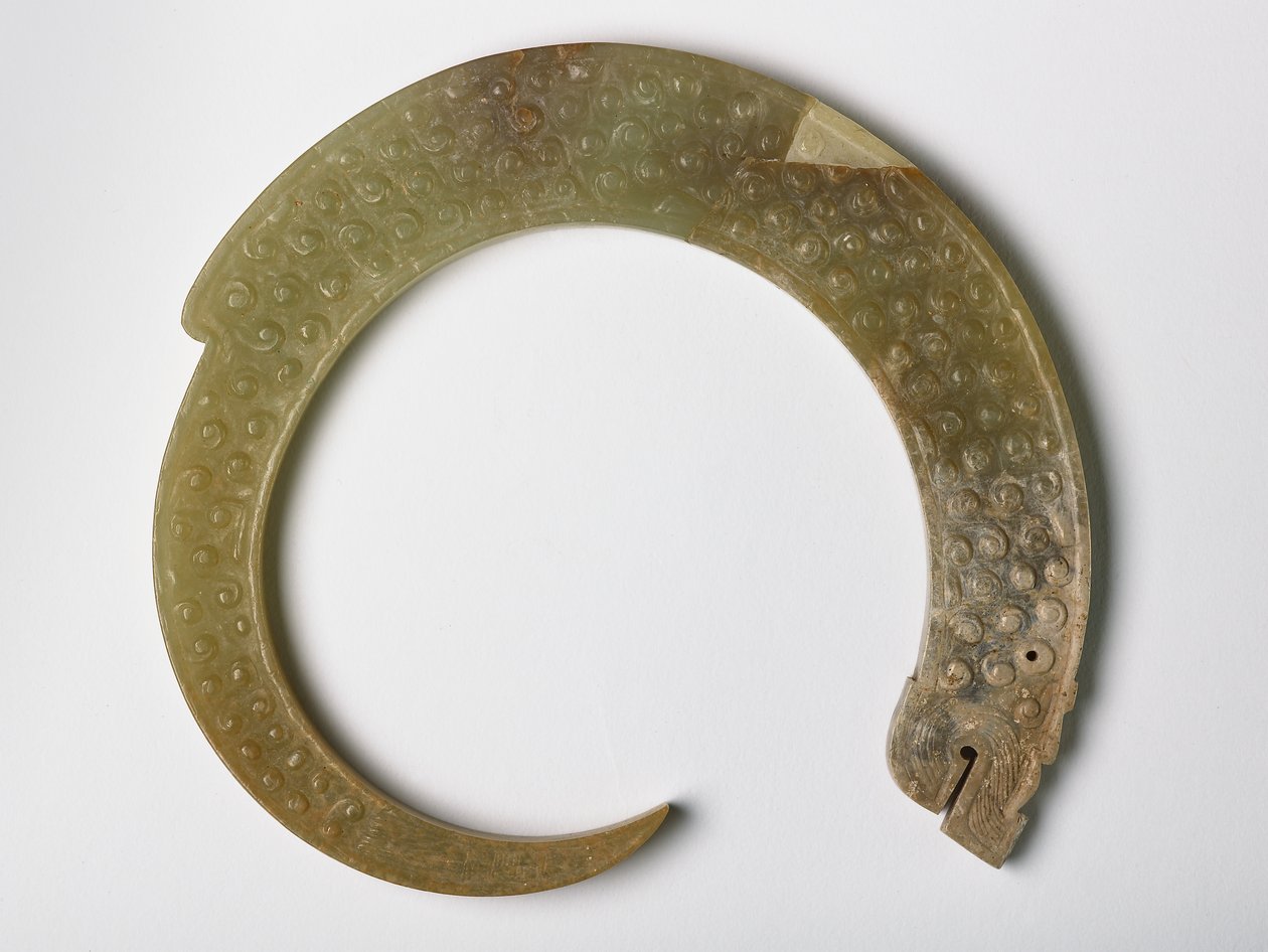 Kıvrımlı bir ejderha şeklinde kolye (yeşim) by Eastern Zhou Dynasty Chinese School