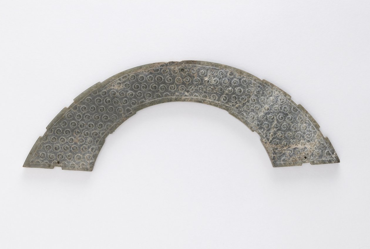Huang, Changsha, Hunan eyaleti, MÖ 4.-3. yy (yeşim taşı) tipinde daire yayı şeklinde kesilmiş ince levha by Eastern Zhou Dynasty Chinese School